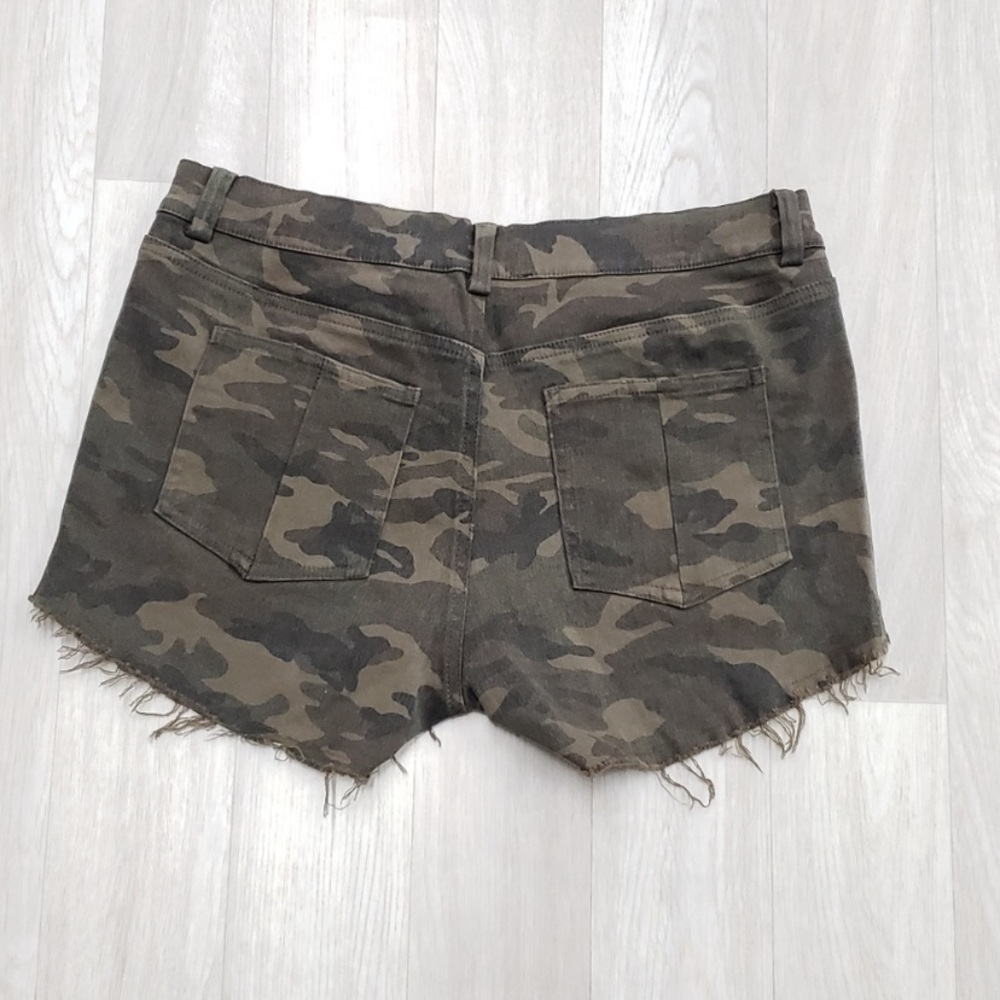 Olivaceous camo cutoff shorts - Picture 2 of 6